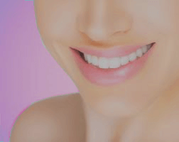 微笑んでいる女性の口元の写真